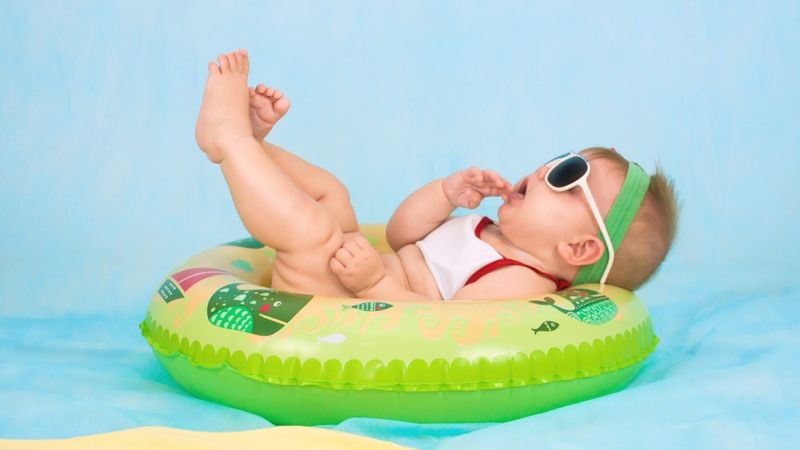 Bébé avec bouée dans piscine
