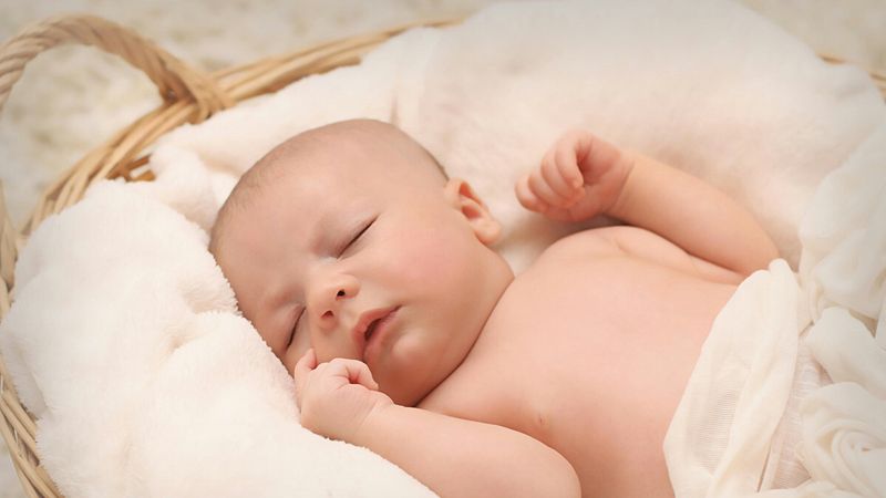 Bébé Endormi Sur Du Coton Blanc