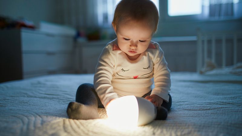 Enfant avec une veilleuse